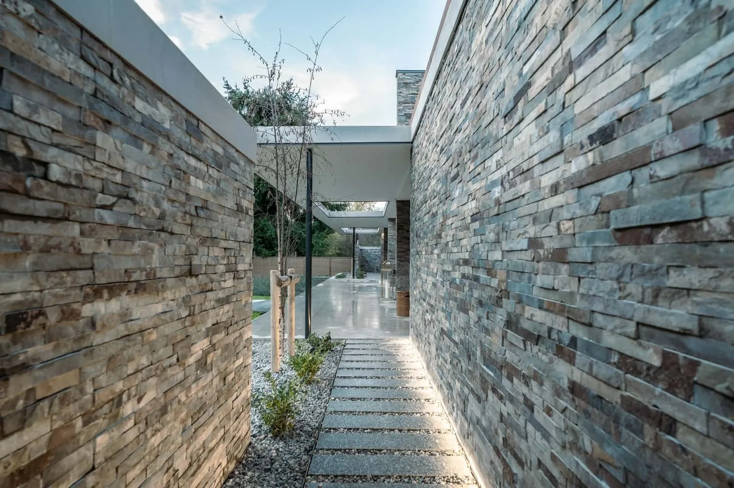 Sandwich House by Outset Think — Minimalist Home with Courtyard Inspired by Formal English Gardens, Surrey, England