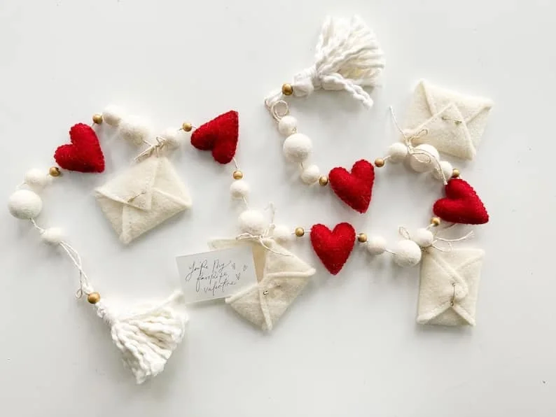 4. Guirnalda de San Valentín con corazones sobre sobres