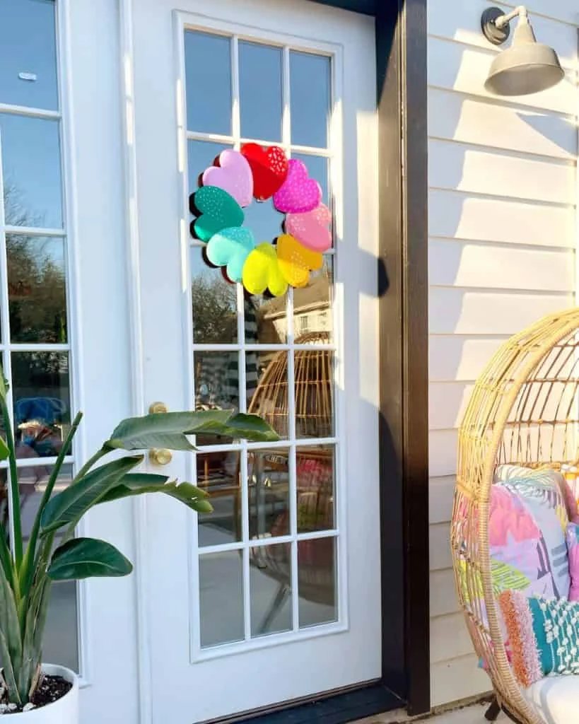 Corona de corazones arcoíris