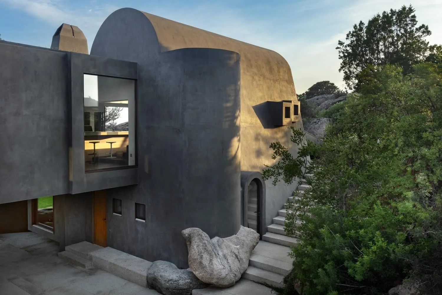 萨丁尼亚房屋由Stera Architectures设计：扎根于科斯塔·斯梅尔达景观的现代住宅