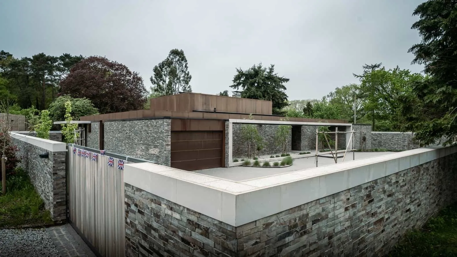 Sandwich House by Outset Think — Minimalist Home with Courtyard Inspired by Formal English Gardens, Surrey, England