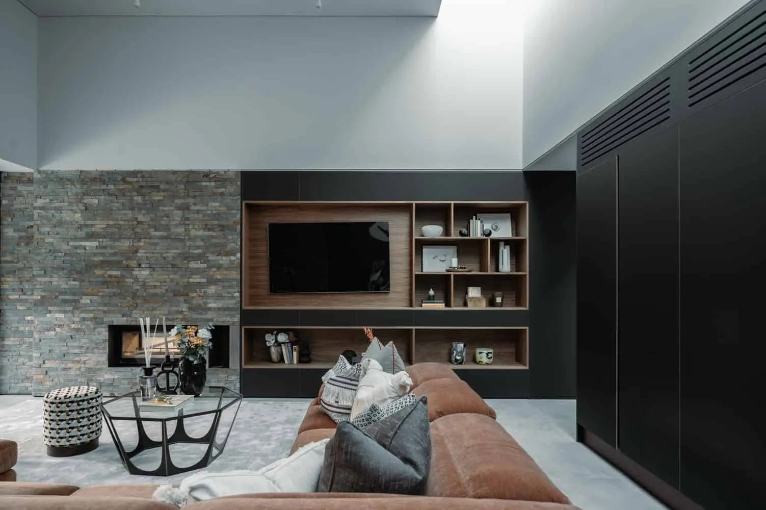 Sandwich House by Outset Think — Minimalist Home with Courtyard Inspired by Formal English Gardens, Surrey, England