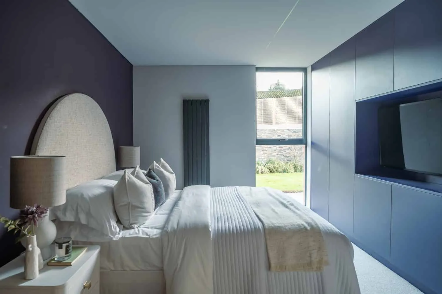 Sandwich House by Outset Think — Minimalist Home with Courtyard Inspired by Formal English Gardens, Surrey, England