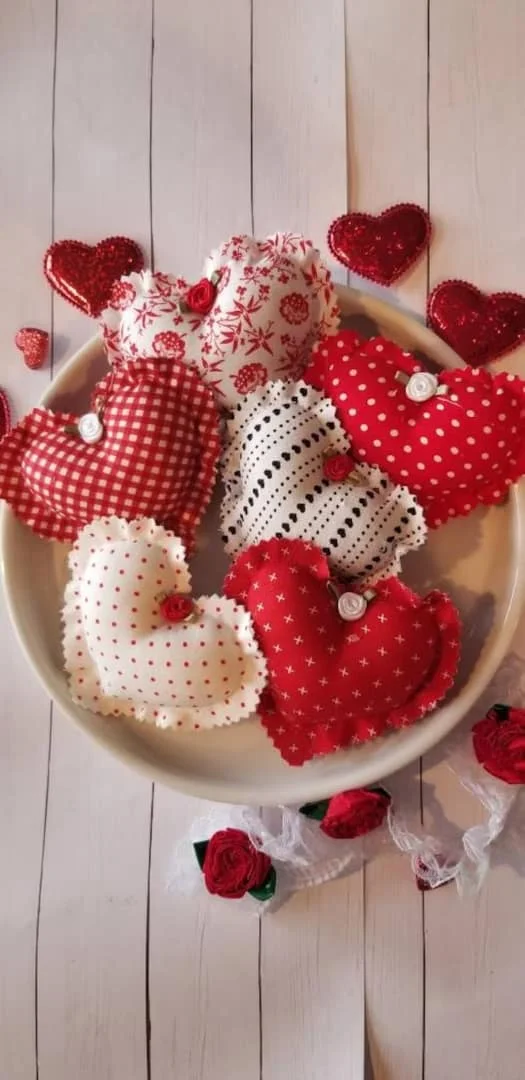 3. Pequeñas almohadas con corazones