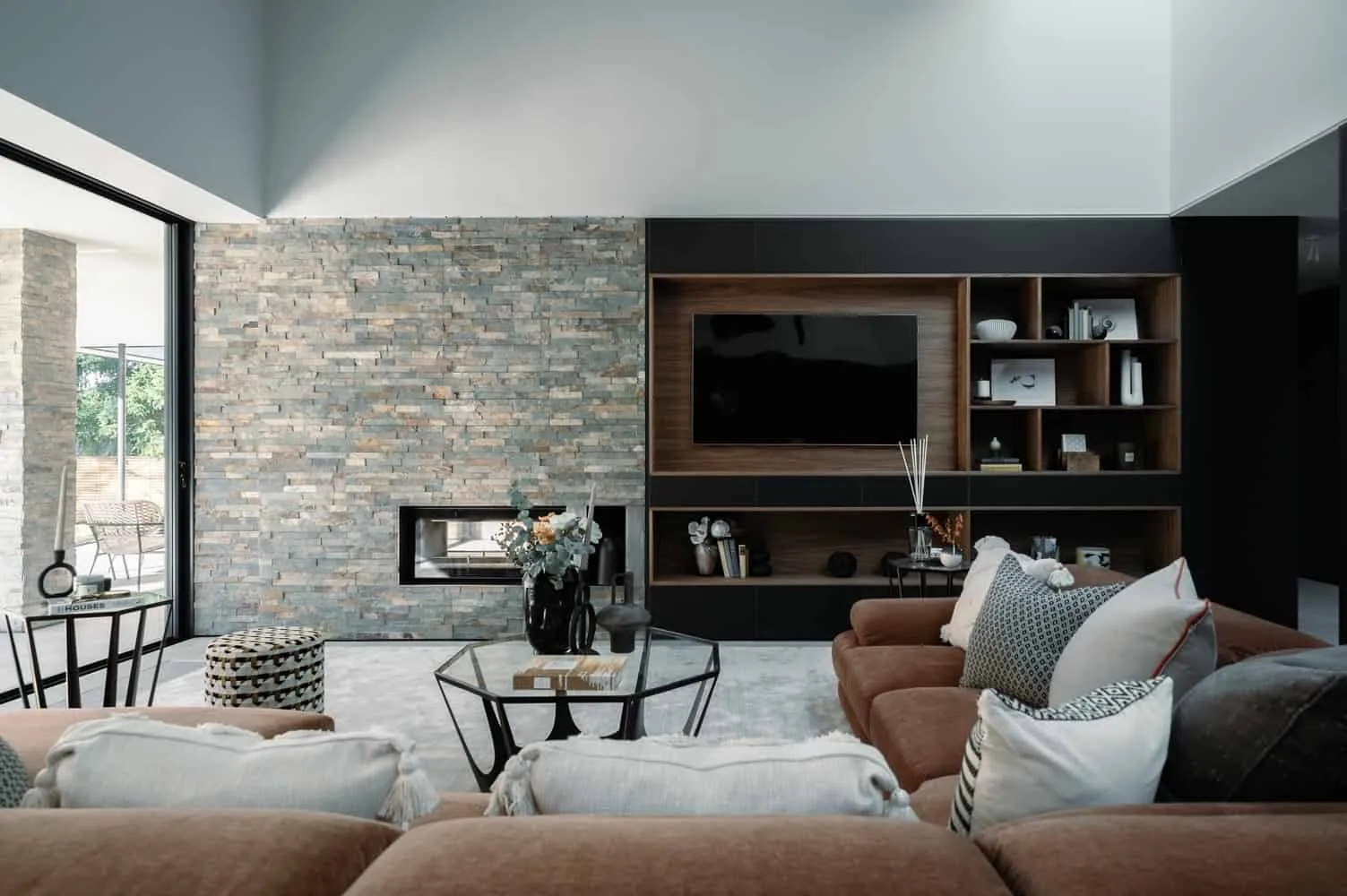 Sandwich House by Outset Think — Minimalist Home with Courtyard Inspired by Formal English Gardens, Surrey, England