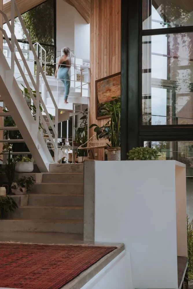 Capa Arquitectura设计的库普拉之家：模块化黑色住宅，与光影和花园交织