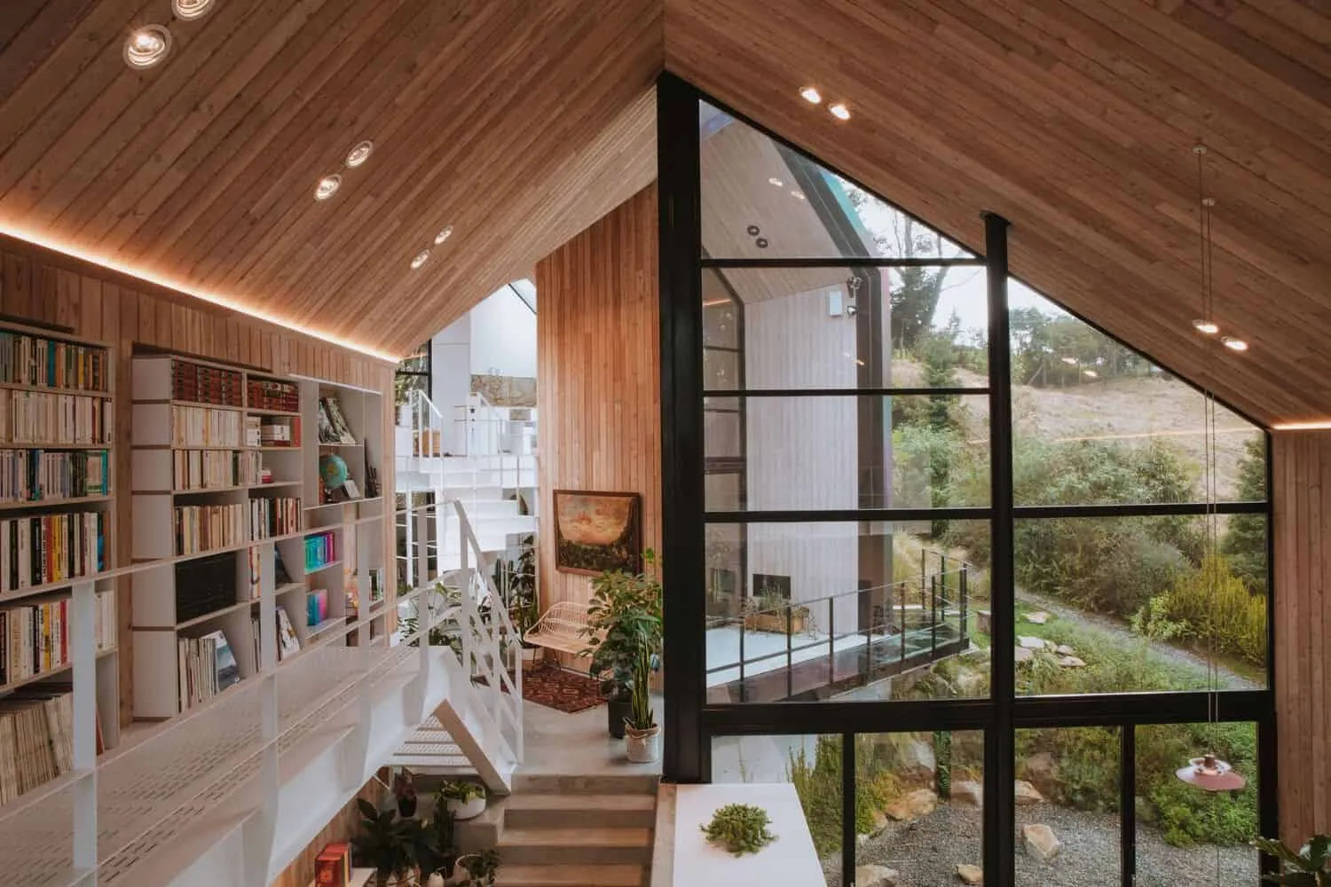 Capa Arquitectura设计的库普拉之家：模块化黑色住宅，与光影和花园交织