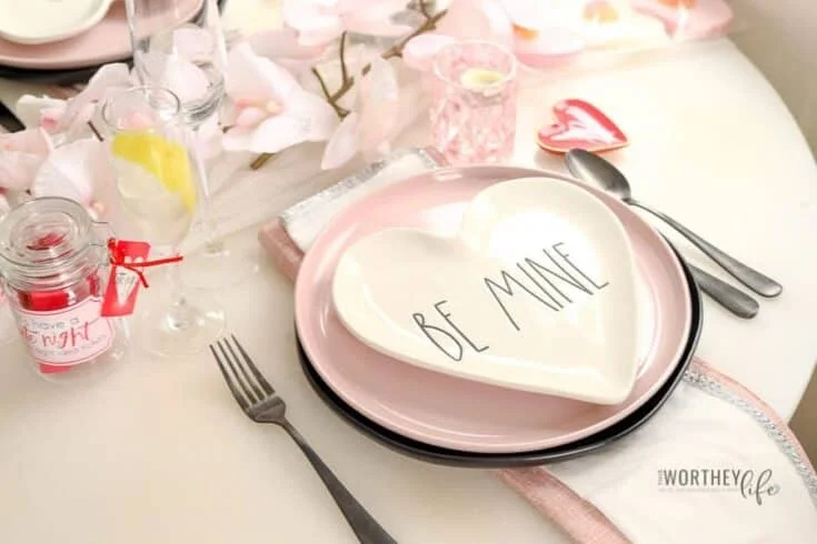 11. MESA PARA DÍA DE SAN VALENTÍN POR RAE DUNN PARA DOS