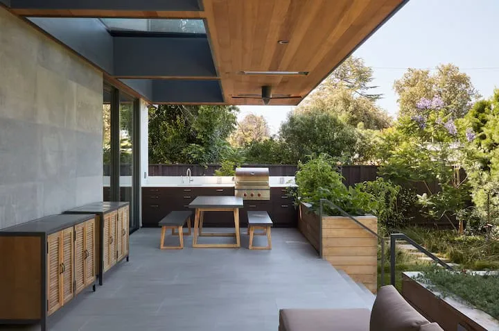 Klopf Architecture设计的C-Through住宅：帕洛阿尔托现代庭院休闲