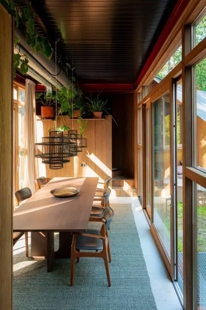 C House 由 GetAway Projects 设计：位于荷兰森林中的温馨地基住宅