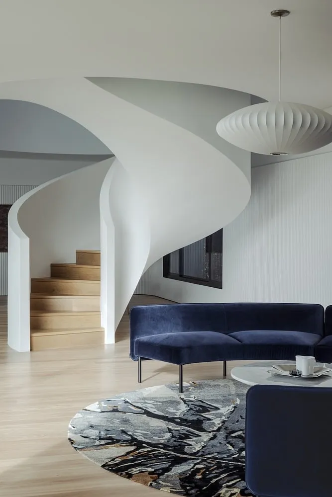 由乔·阿德赛特建筑师设计的回旋现代舒适住宅：埃斯科特的弯曲现代温馨
