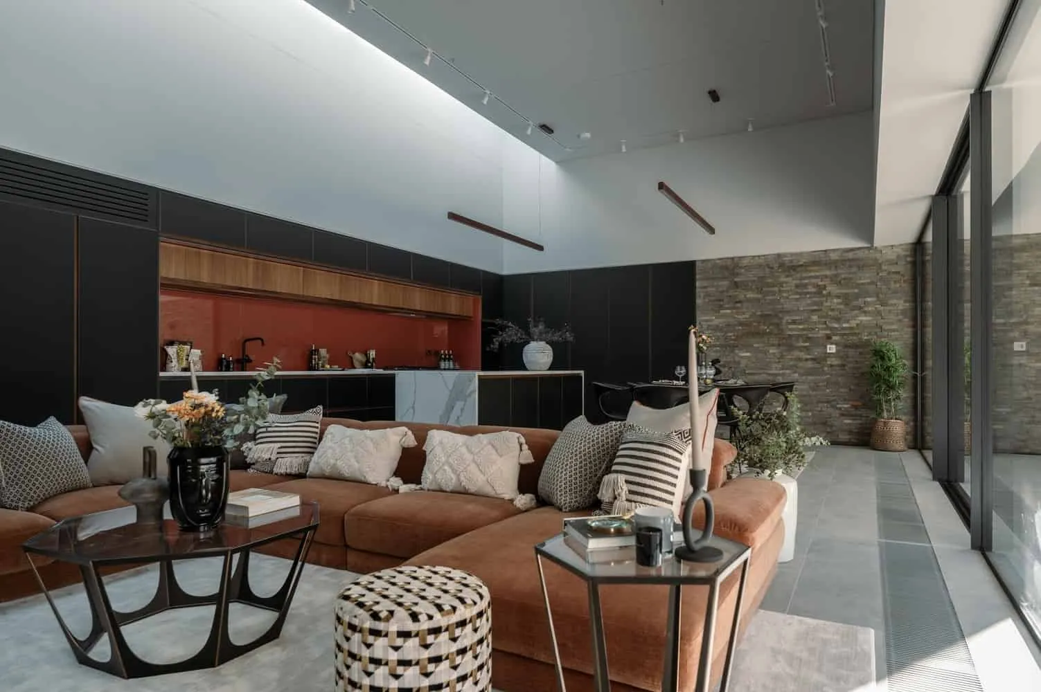 Sandwich House by Outset Think — Minimalist Home with Courtyard Inspired by Formal English Gardens, Surrey, England