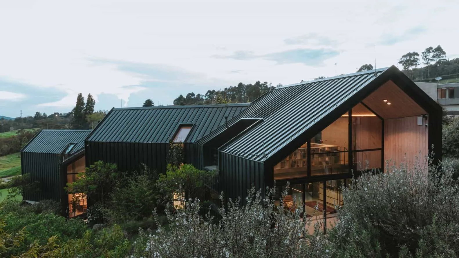 Capa Arquitectura设计的库普拉之家：模块化黑色住宅，与光影和花园交织