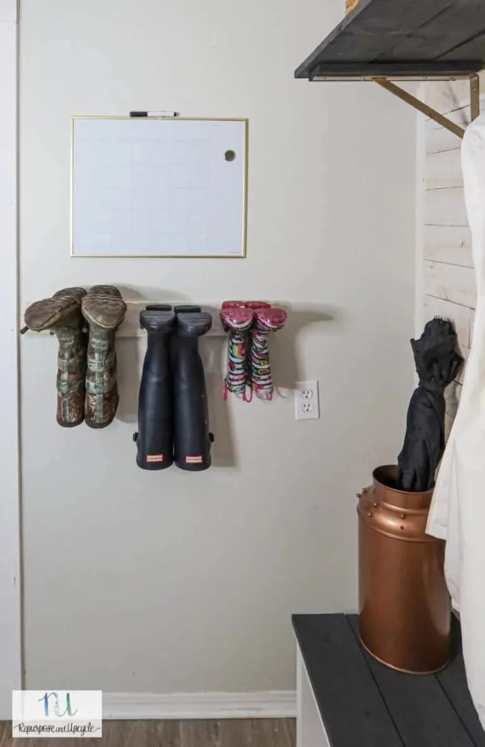 2. Estante de botas DIY colgante en la pared