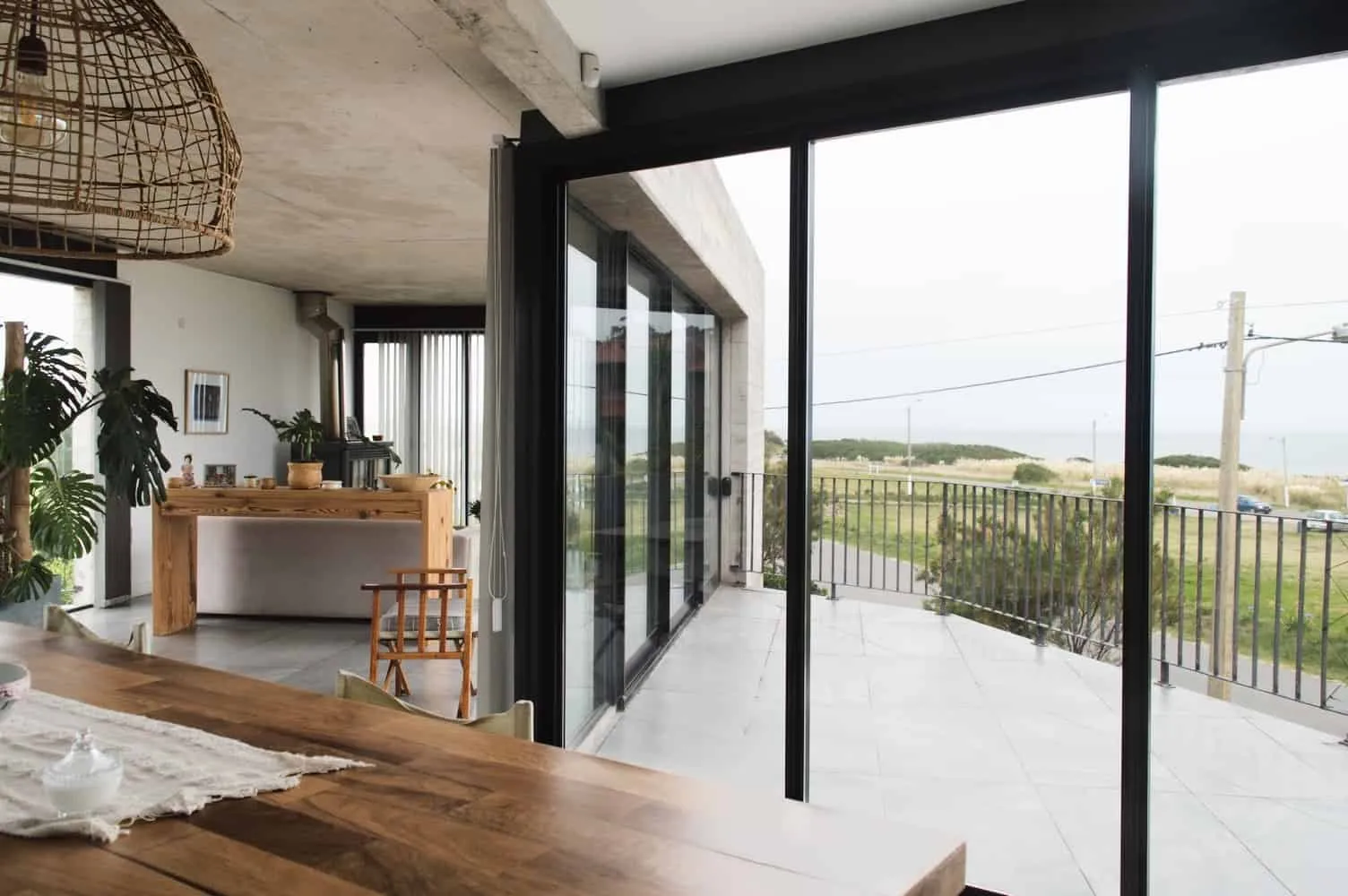 Lépore & Salvini设计的米尔多尔之家：马尔-德-普拉塔悬崖上的全景建筑