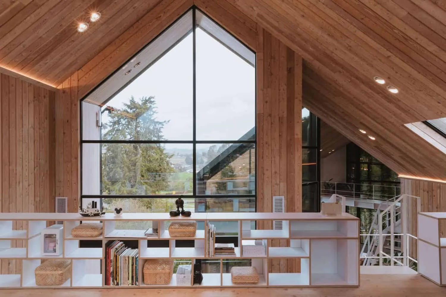 Capa Arquitectura设计的库普拉之家：模块化黑色住宅，与光影和花园交织