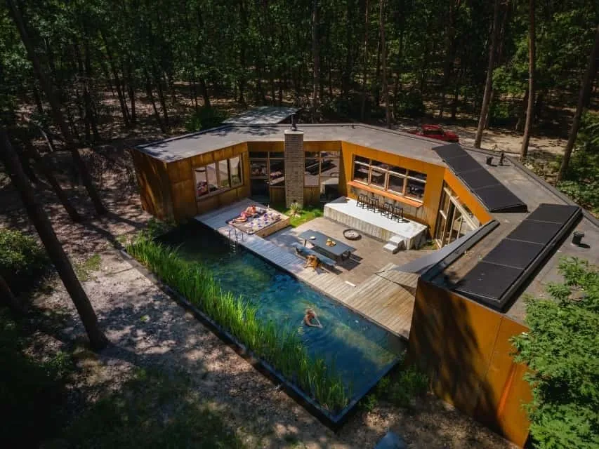 C House 由 GetAway Projects 设计：位于荷兰森林中的温馨地基住宅