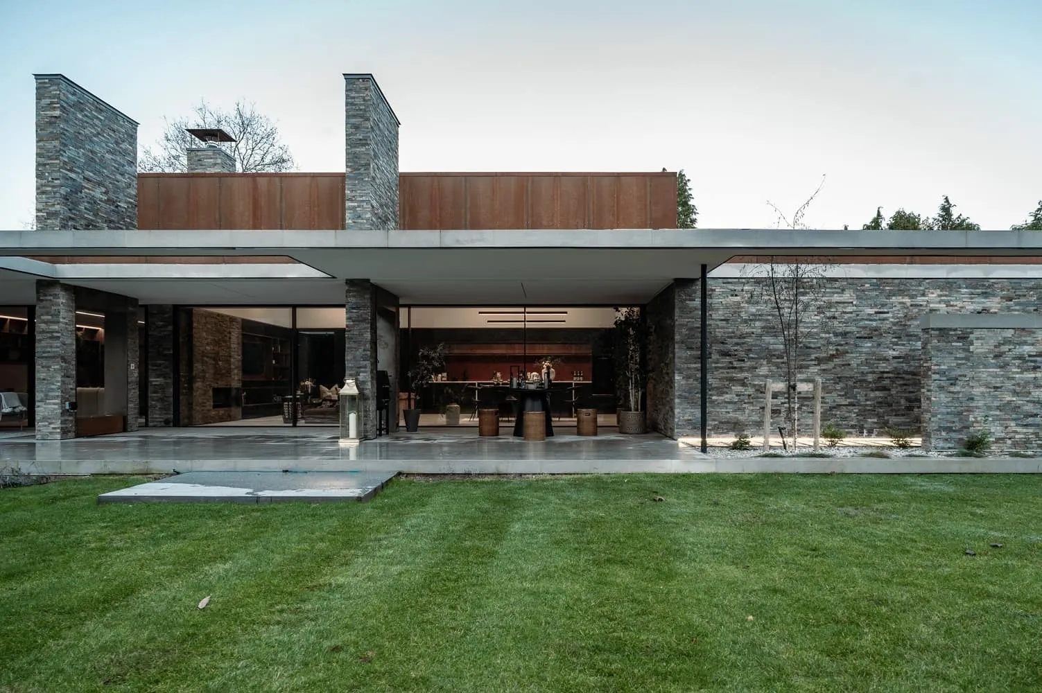 Sandwich House by Outset Think — Minimalist Home with Courtyard Inspired by Formal English Gardens, Surrey, England