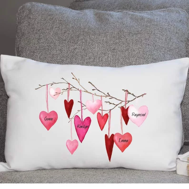 2. Almohada con corazones colgantes