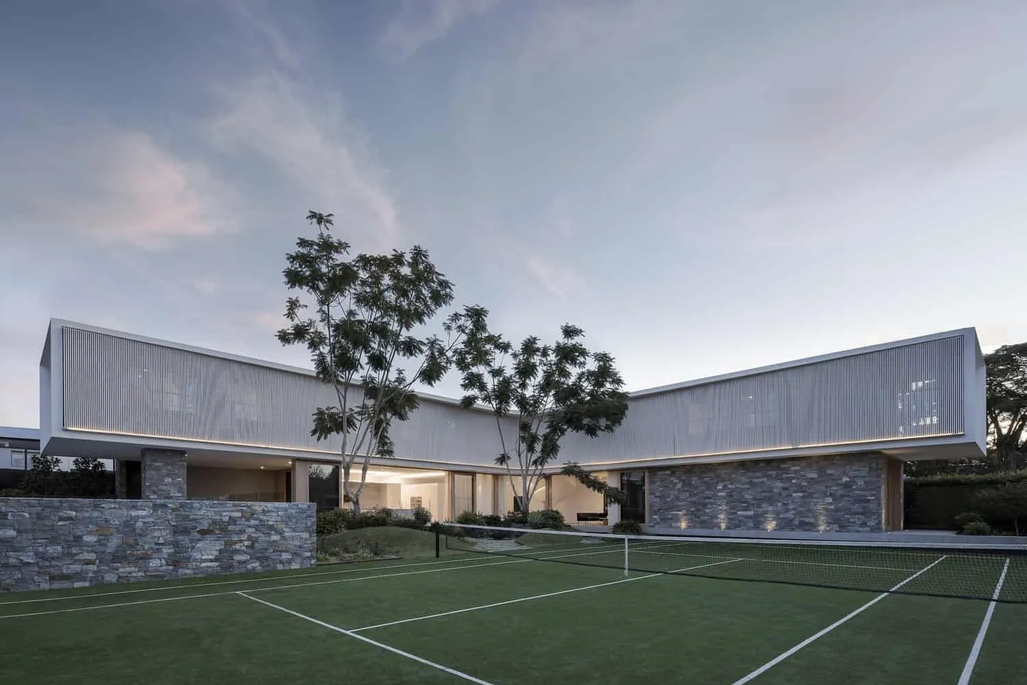 由乔·阿德赛特建筑师设计的回旋现代舒适住宅：埃斯科特的弯曲现代温馨