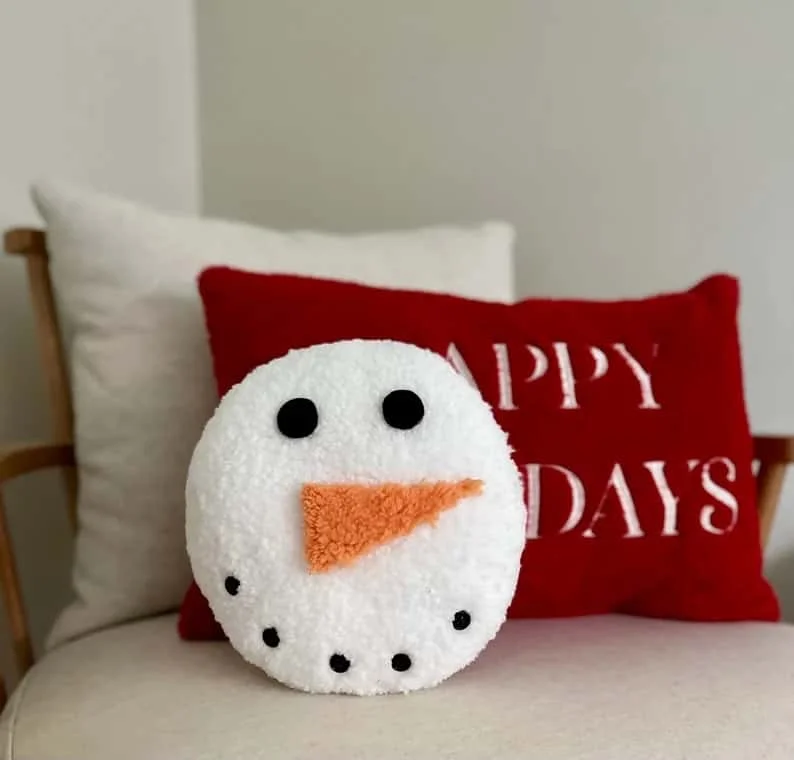 12. Mini almohada con cara de muñeco de nieve