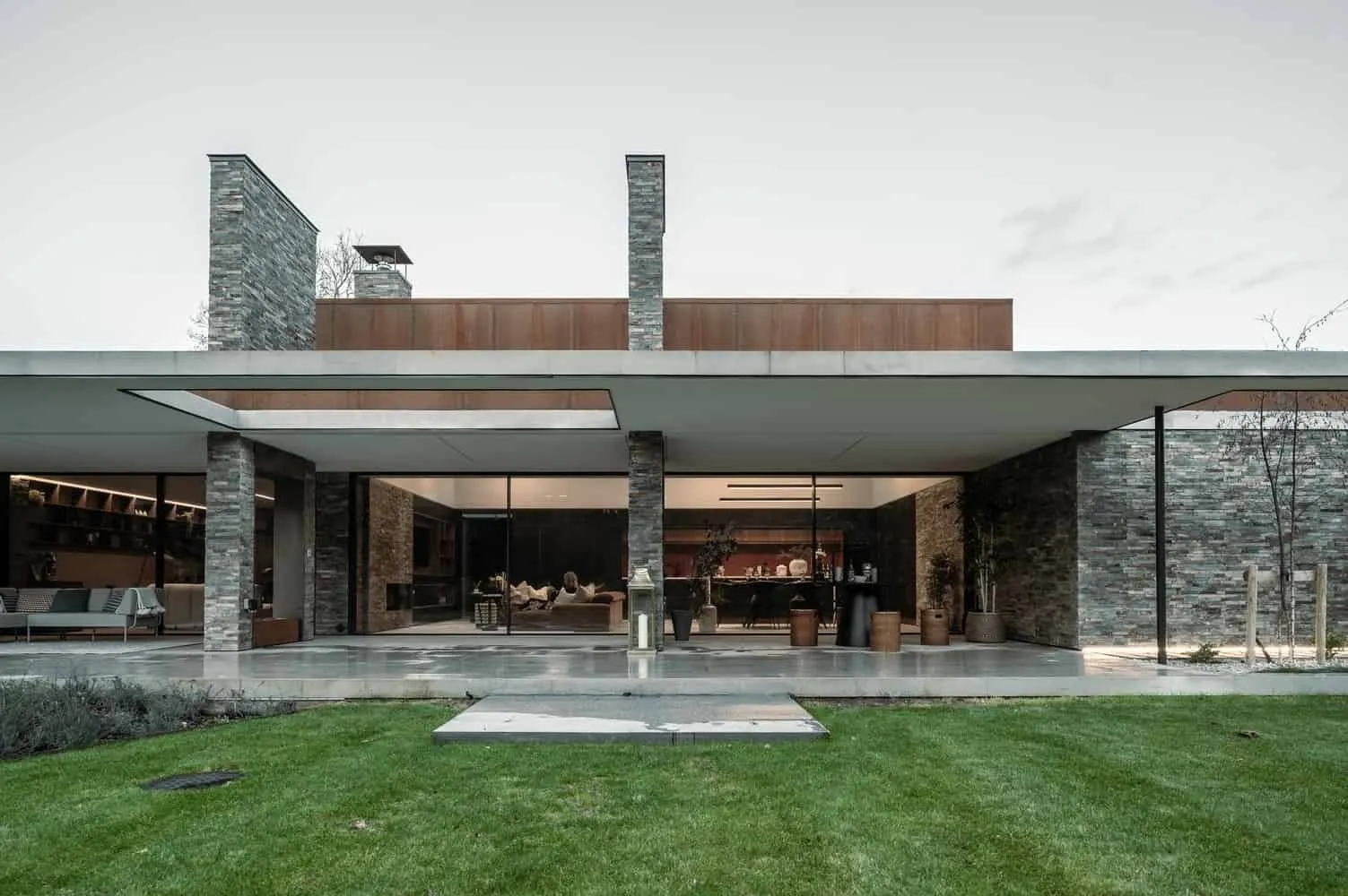 Sandwich House by Outset Think — Minimalist Home with Courtyard Inspired by Formal English Gardens, Surrey, England