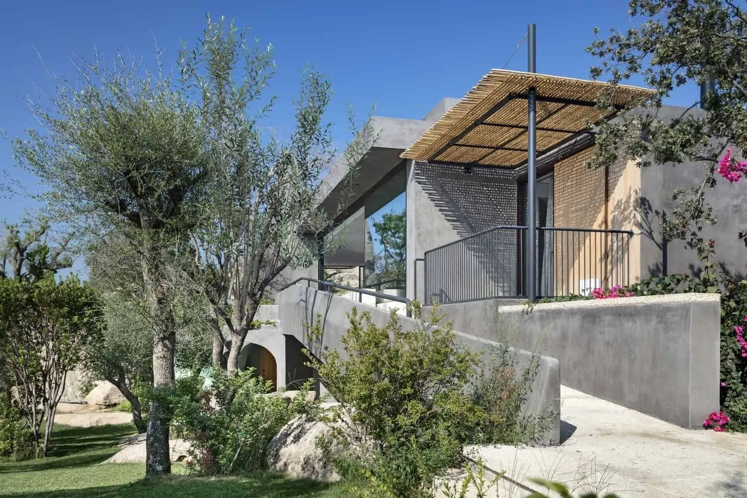 萨丁尼亚房屋由Stera Architectures设计：扎根于科斯塔·斯梅尔达景观的现代住宅