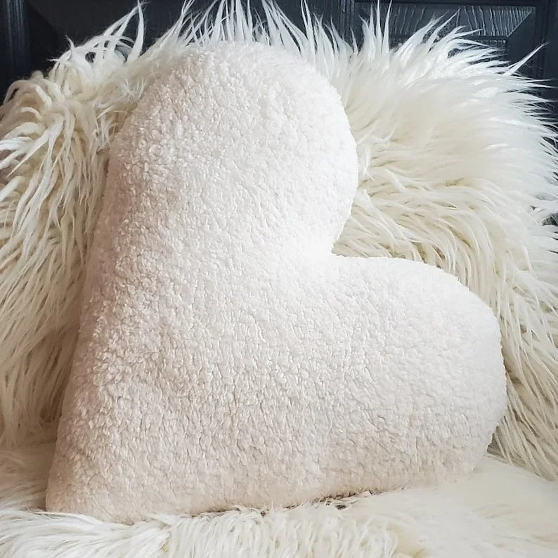 10. Almohada de peluche con corazón