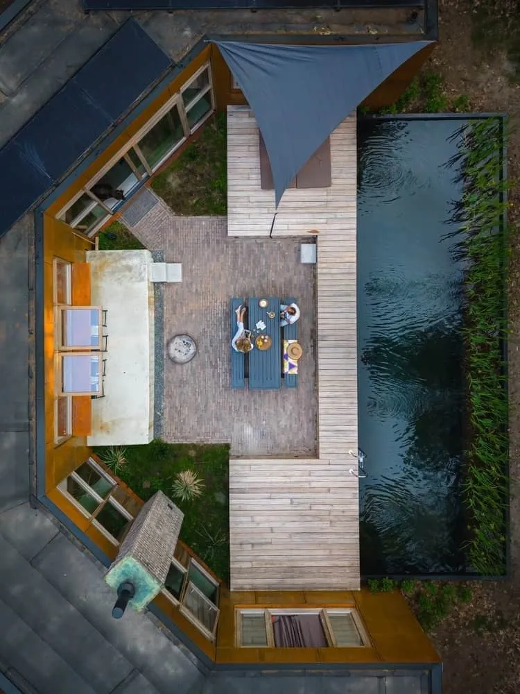 C House 由 GetAway Projects 设计：位于荷兰森林中的温馨地基住宅