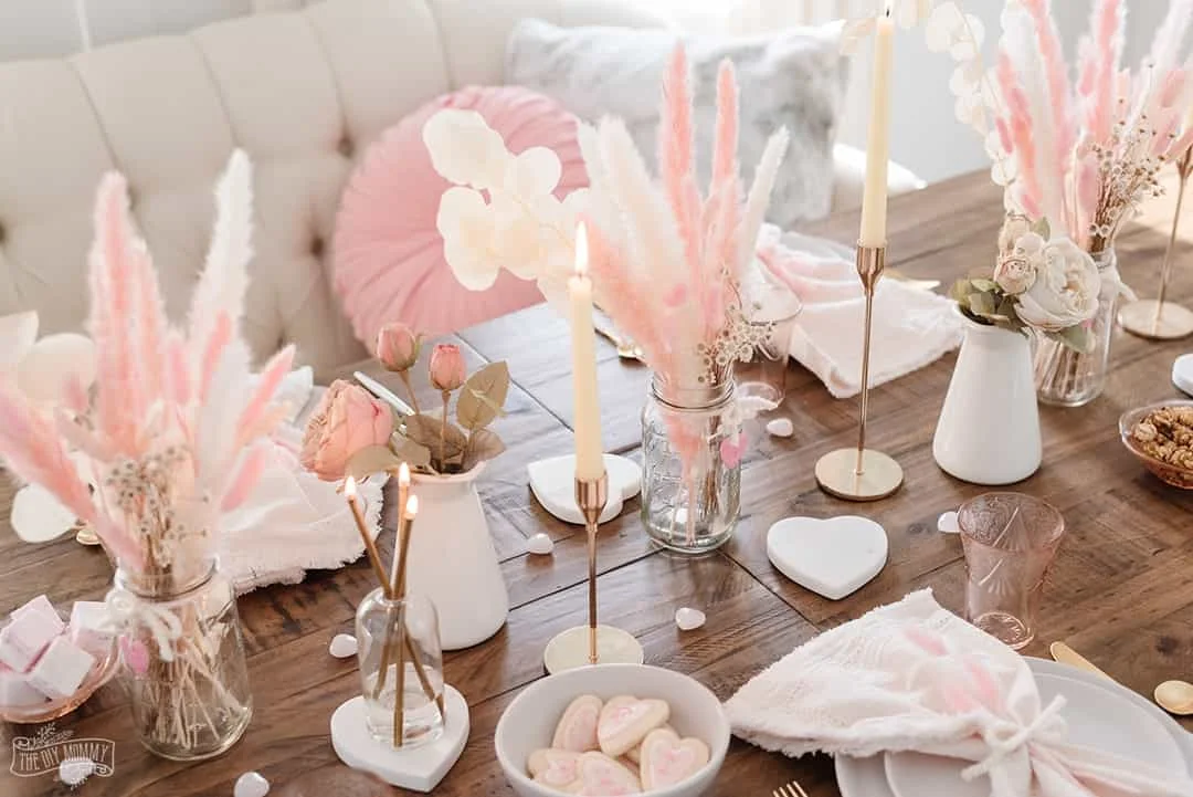 6. MESA ROMÁNTICA ROSADA, DORADA Y BLANCA PARA DÍA DE SAN VALENTÍN