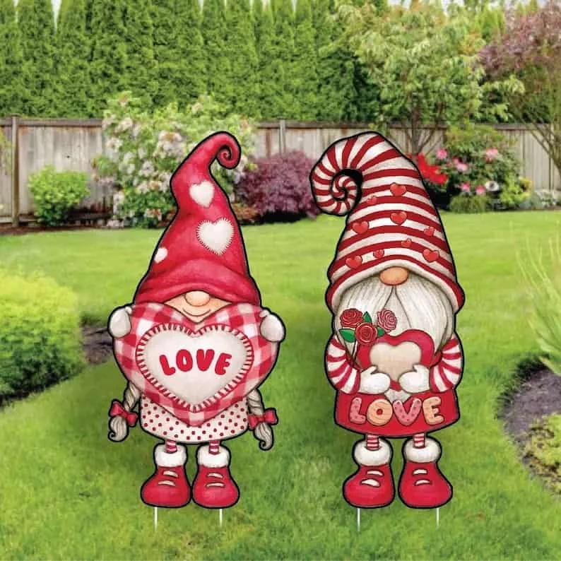 12. Señales recortadas con la frase Feliz Día de San Valentín