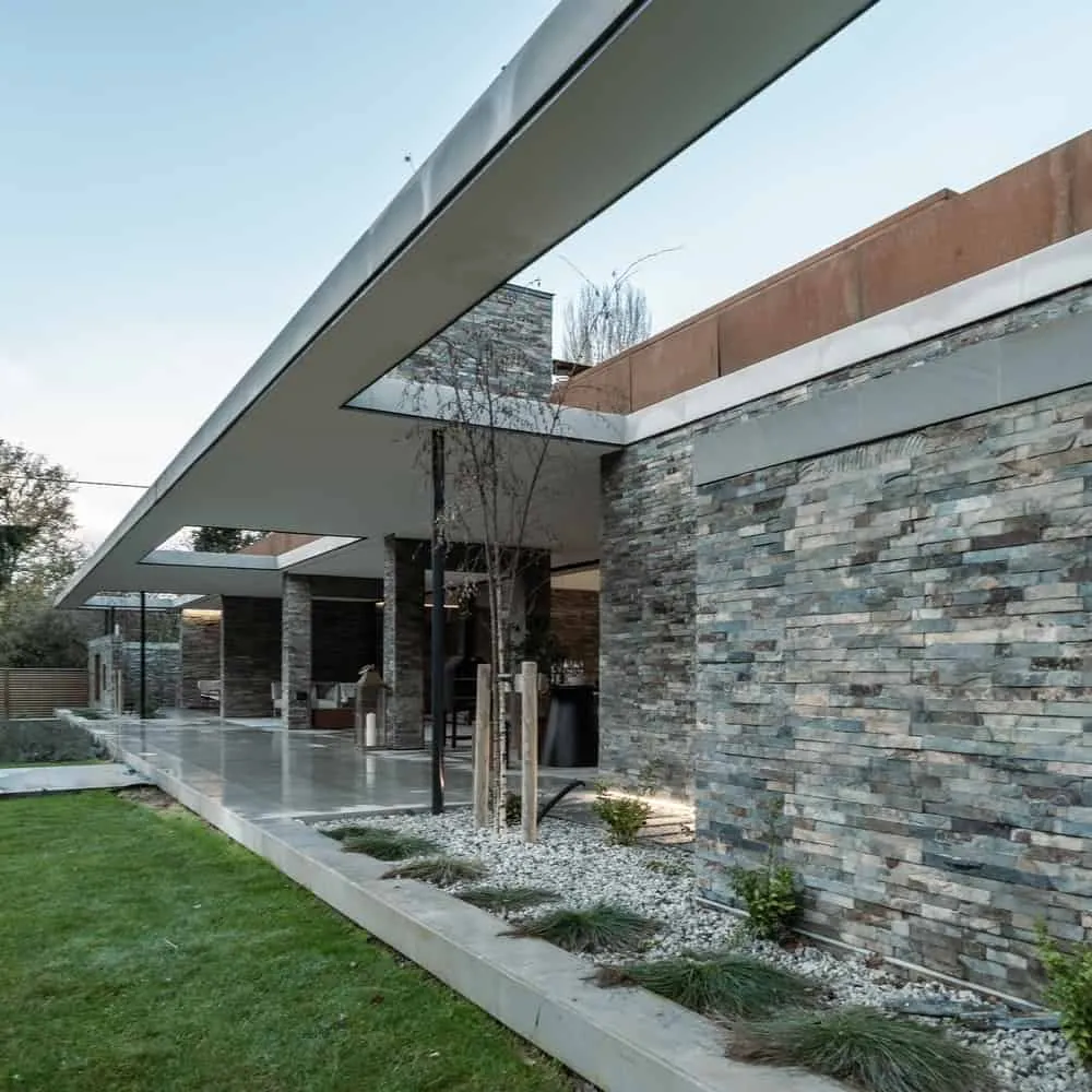 Sandwich House by Outset Think — Minimalist Home with Courtyard Inspired by Formal English Gardens, Surrey, England