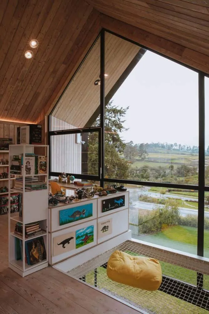 Capa Arquitectura设计的库普拉之家：模块化黑色住宅，与光影和花园交织