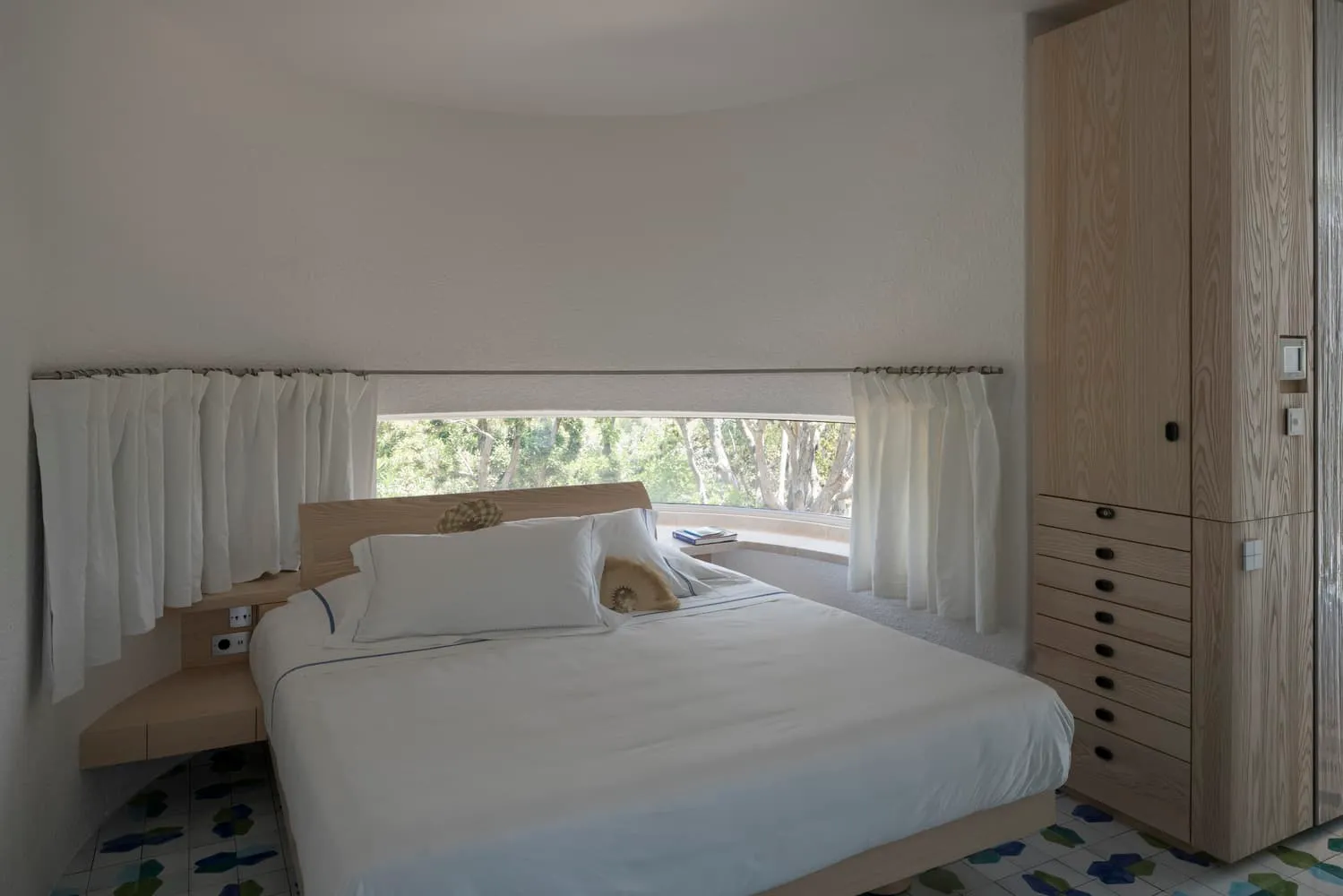 萨丁尼亚房屋由Stera Architectures设计：扎根于科斯塔·斯梅尔达景观的现代住宅