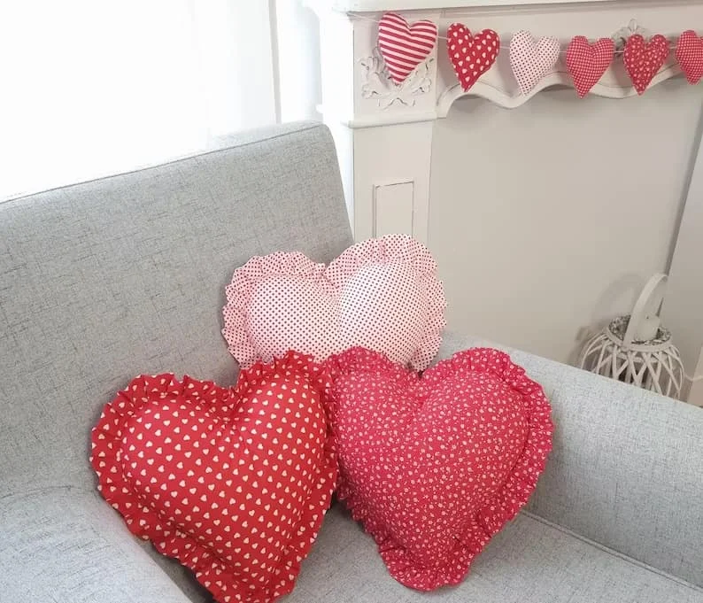 11. Almohada roja con corazón