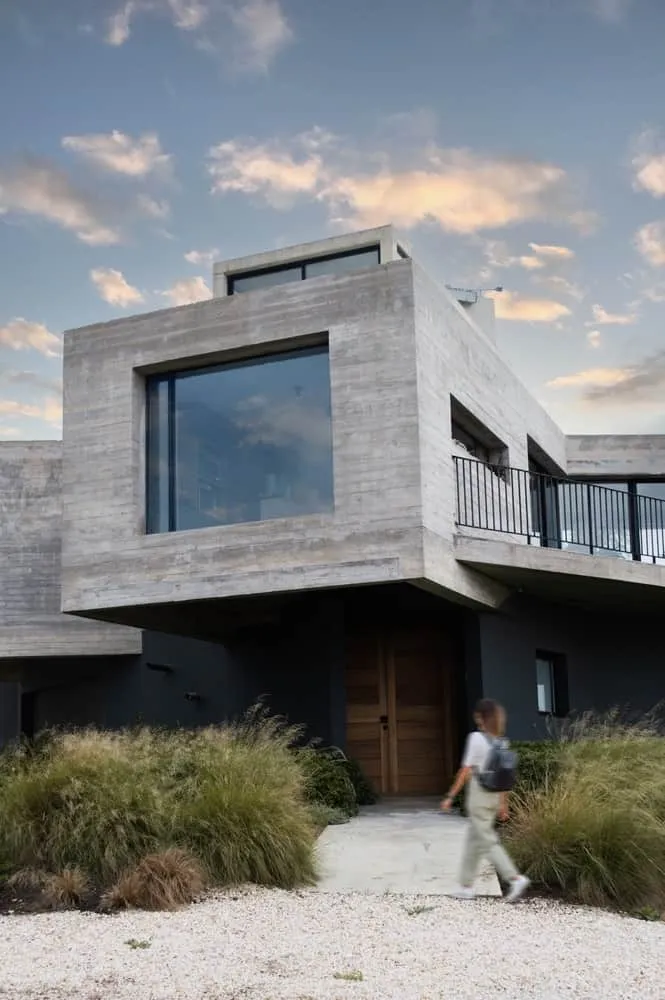 Lépore & Salvini设计的米尔多尔之家：马尔-德-普拉塔悬崖上的全景建筑