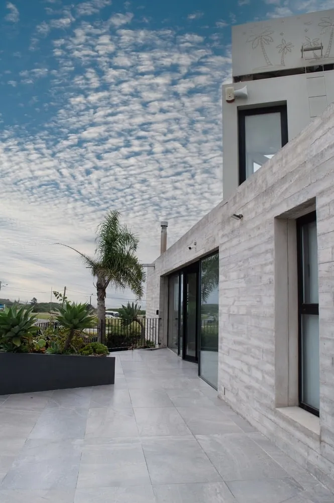 Lépore & Salvini设计的米尔多尔之家：马尔-德-普拉塔悬崖上的全景建筑