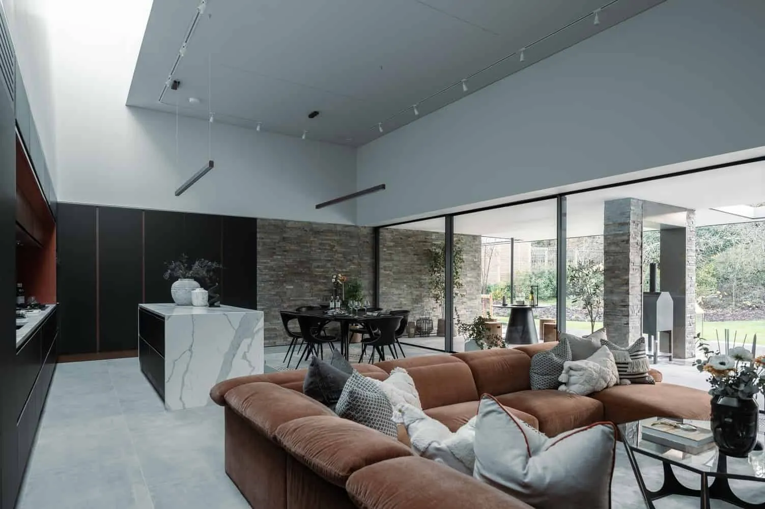 Sandwich House by Outset Think — Minimalist Home with Courtyard Inspired by Formal English Gardens, Surrey, England