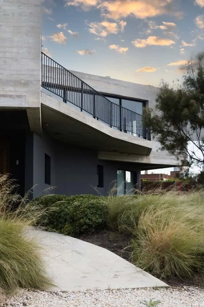 Lépore & Salvini设计的米尔多尔之家：马尔-德-普拉塔悬崖上的全景建筑