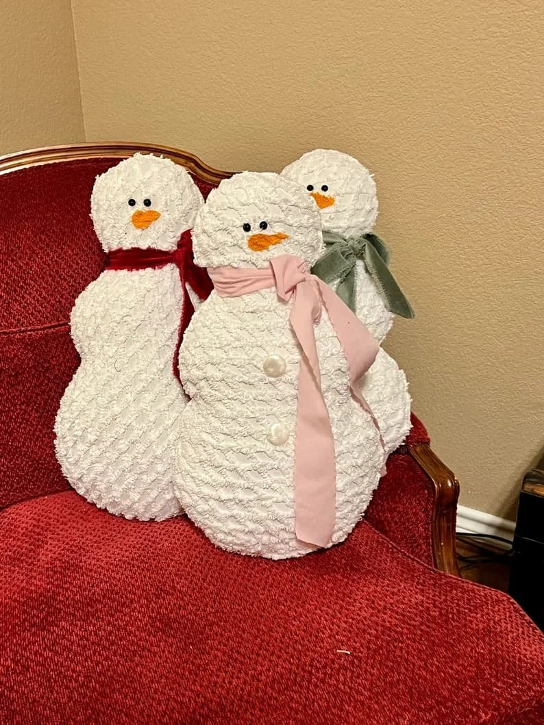 8. Almohada de muñeco de nieve navideña