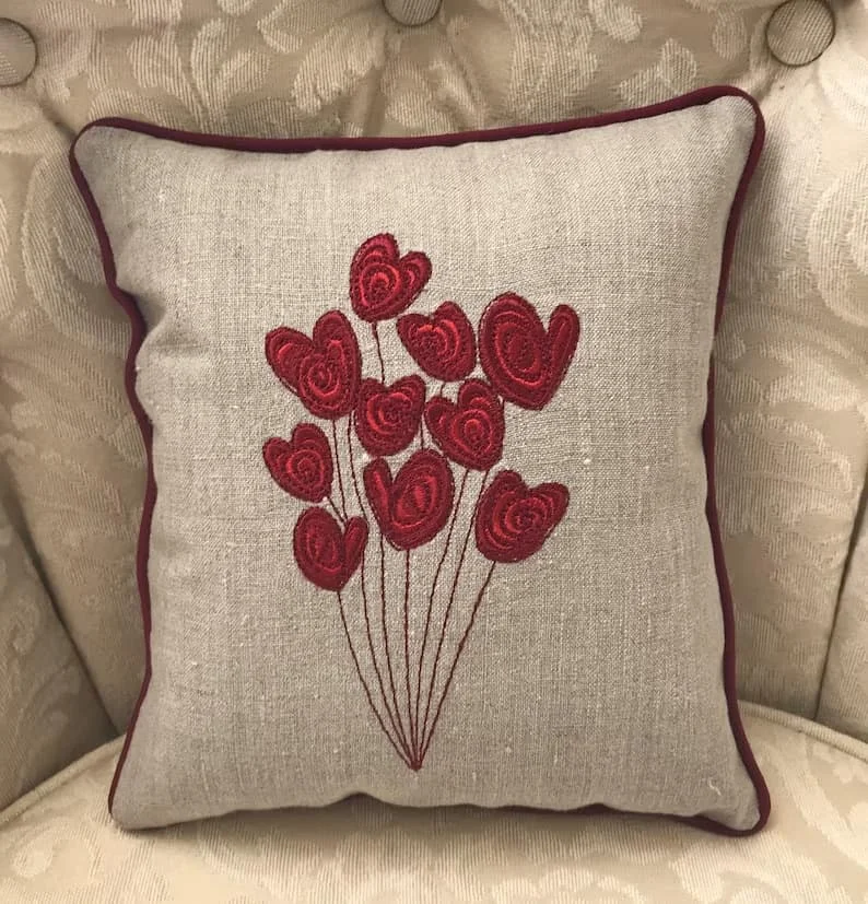 6. Almohada con clúster de corazones bordados para el Día de San Valentín