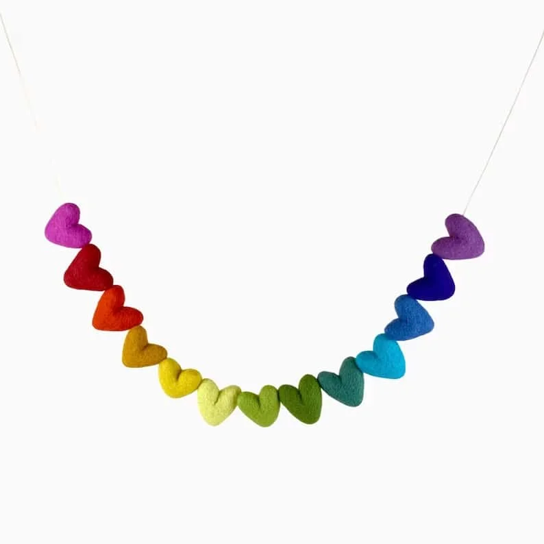 12. Guirnalda arcoíris con corazones