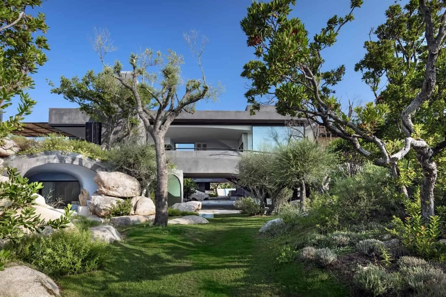 萨丁尼亚房屋由Stera Architectures设计：扎根于科斯塔·斯梅尔达景观的现代住宅