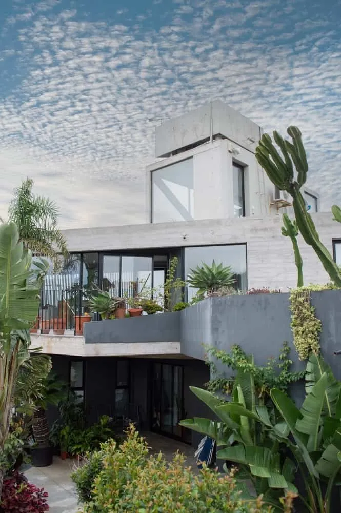 Lépore & Salvini设计的米尔多尔之家：马尔-德-普拉塔悬崖上的全景建筑