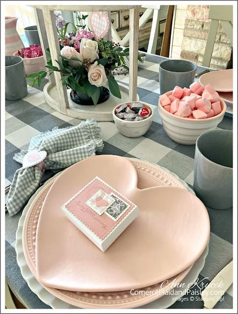 12. MESA ROSADA Y GRIS PARA DÍA DE SAN VALENTÍN