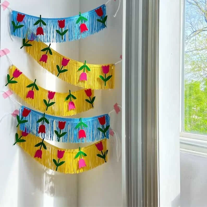 14. Letrero con broches de tulipanes