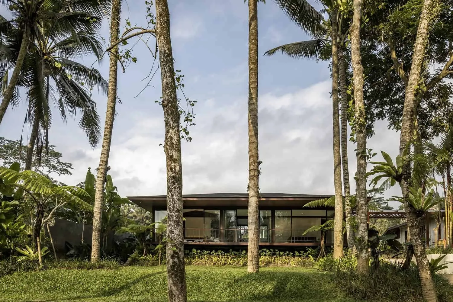 Дом Ле Каван от W+M Design Studio в Паянгане, Индонезия