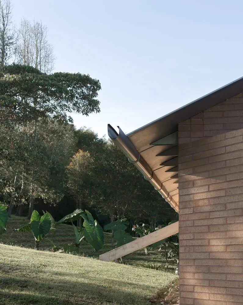LCLA Office设计的奥卡里纳之家——哥伦比亚高原上的紧凑砖房与艺术家画廊