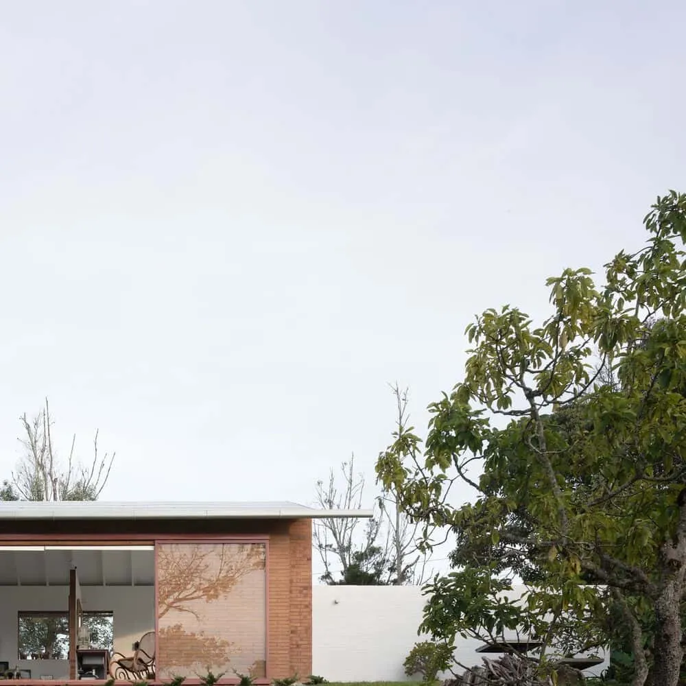 LCLA Office设计的奥卡里纳之家——哥伦比亚高原上的紧凑砖房与艺术家画廊