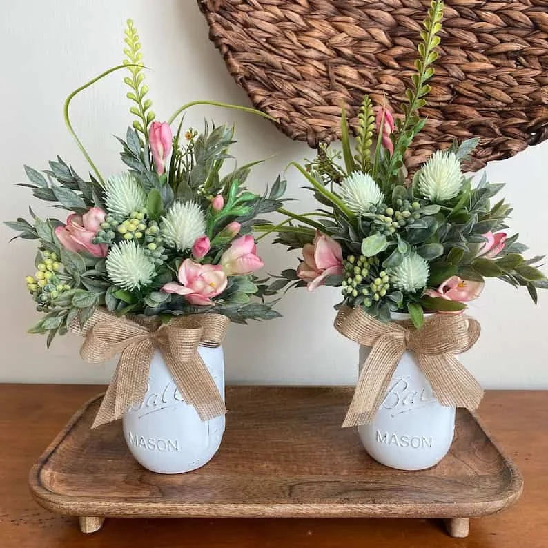 9. Composición floral en frasco